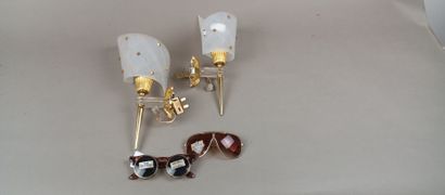 Lot comprenant une paire d'appliques en composition...