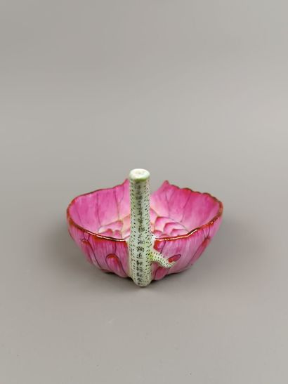 CHINE
Bol en porcelaine en forme de lotus...