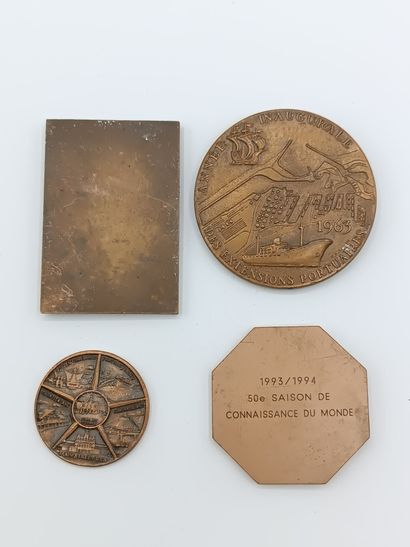 Lot de quatre médailles en bronze de formes...