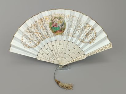 Deux éventails à décor de scènes galantes.
Décor...