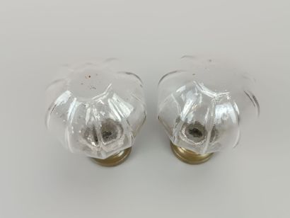 Paire de boules d'escalier en verre moulé....