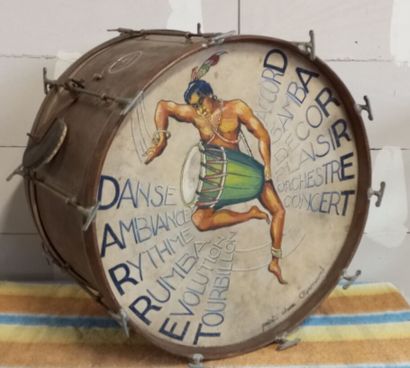 Grosse caisse d'orchestre en bois. 
La peau...