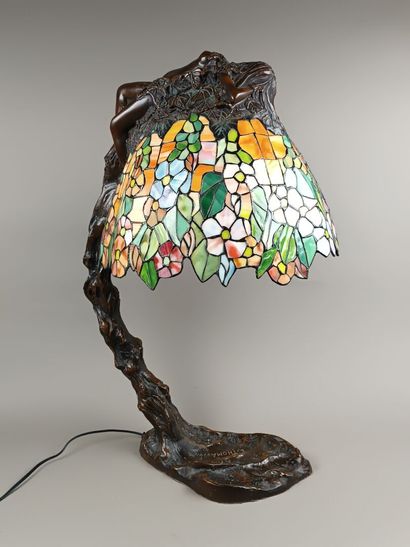 E. THOMASSON, d'après
Lampe en bronze figurant...