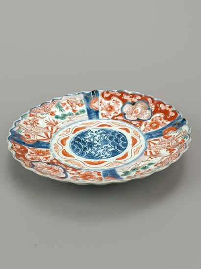IMARI.
Assiette en porcelaine polychrome.
Décor...