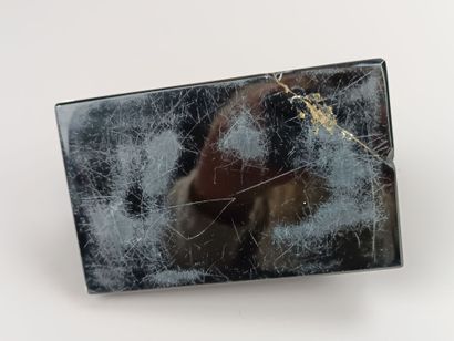 Curieuse vache en verre sur socle de marbre.
Fêle,...