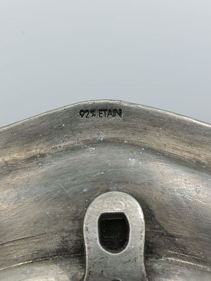 Assiette en étain, le fond à décor d'une...