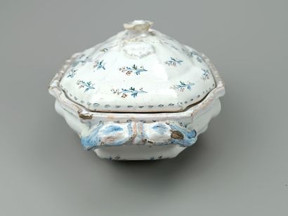 Soupière ou pot à oil couvert de forme mouvementée.
Décor...