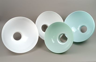 Lot de quatre opalines de lustre.
Trois opalines...