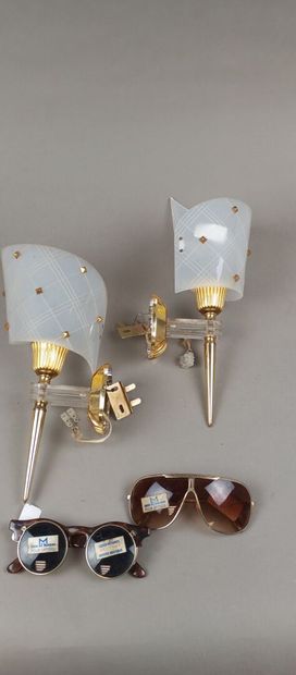 Lot comprenant une paire d'appliques en composition...