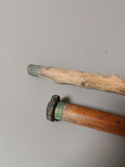 Lot de deux cannes en bois.
La première au...