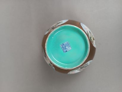 CHINE
Potiche couverte en porcelaine dorée....