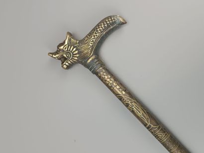 CHINE
Canne en métal ornée de motifs stylisés.
Poignée...