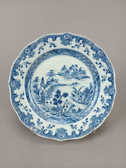 CHINE.
Suite de trois assiettes de forme...