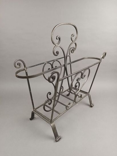 Porte-revues en fer forgé à décor de volutes...