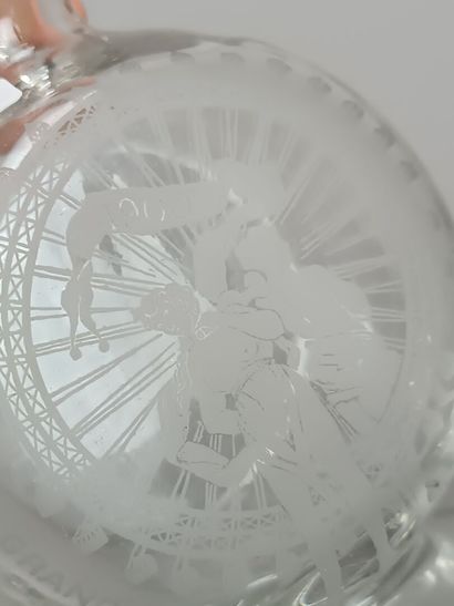 Carafe ou bouteille avec bouchon en verre.
Décor...