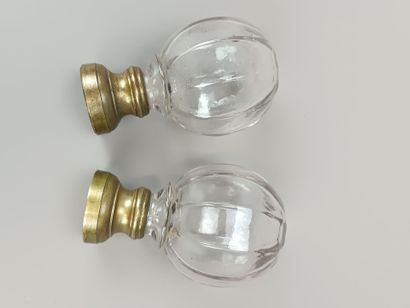 Paire de boules d'escalier en verre moulé....