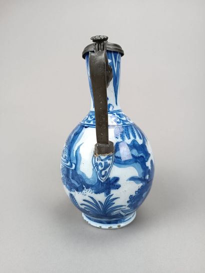 DELFT ?
Pichet balustre en fainec bleue et...