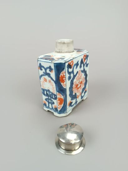 IMARI
Bouteille en porcelaine bleue, rouge...
