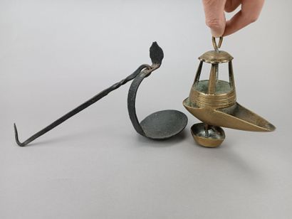 Petite lampe à huile suspendue dite 