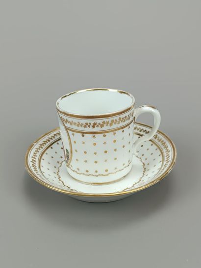 Paris?
Tasse et sous-tasse en porcelaine...