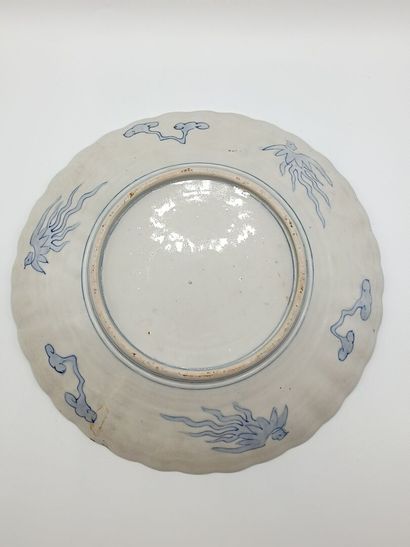IMARI. 
Plat en porcelaine polychrome à bords...