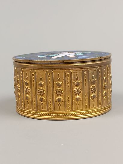 Curieuse boîte en bronze de forme circulaire.
Couvercle...