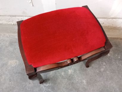 Tabouret en acajou de forme chantournée.
Pose...
