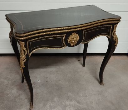 Table à jeux en bois noirci à plateau portefeuille.
Décor...