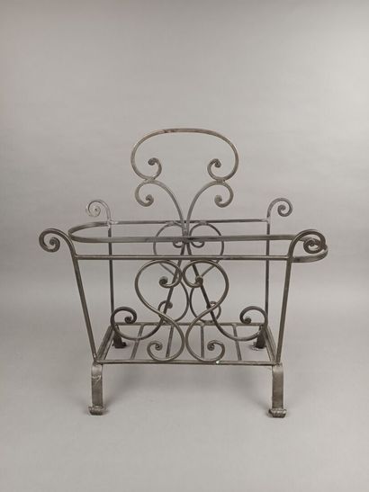 Porte-revues en fer forgé à décor de volutes...