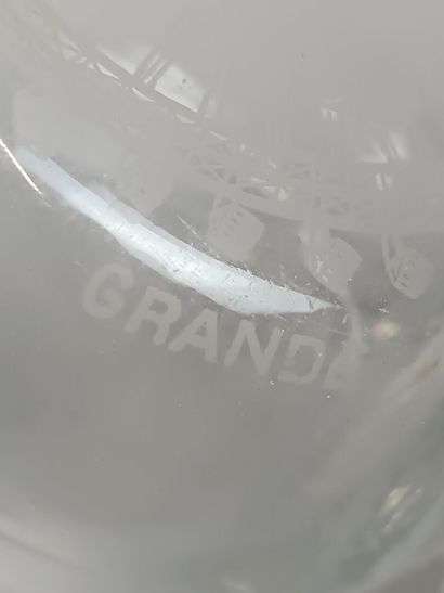 Carafe ou bouteille avec bouchon en verre.
Décor...