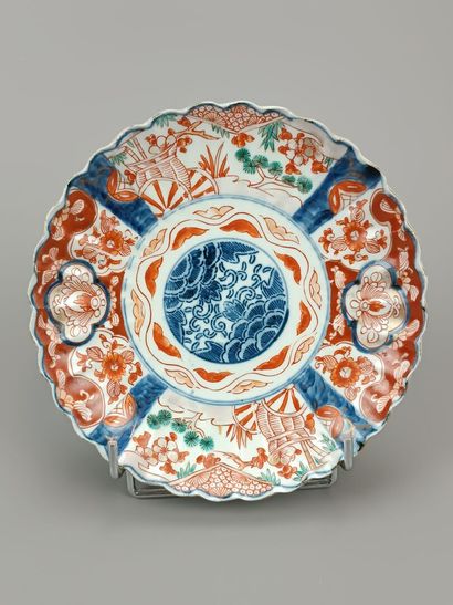 IMARI.
Assiette en porcelaine polychrome.
Décor...