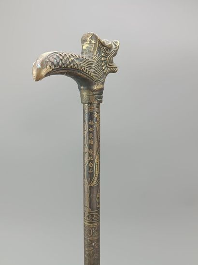 CHINE
Canne en métal ornée de motifs stylisés.
Poignée...