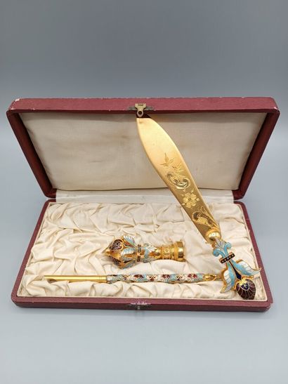 Nécessaire de bureau en métal doré et émaux...