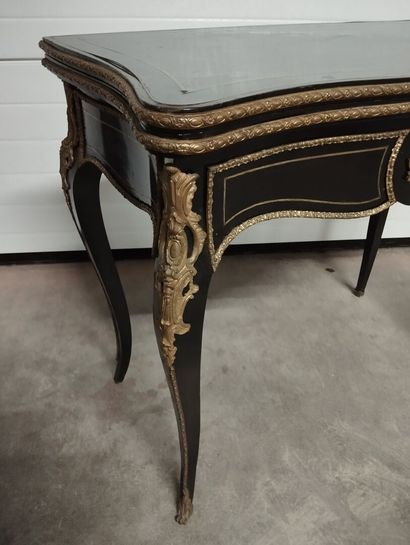 Table à jeux en bois noirci à plateau portefeuille.
Décor...