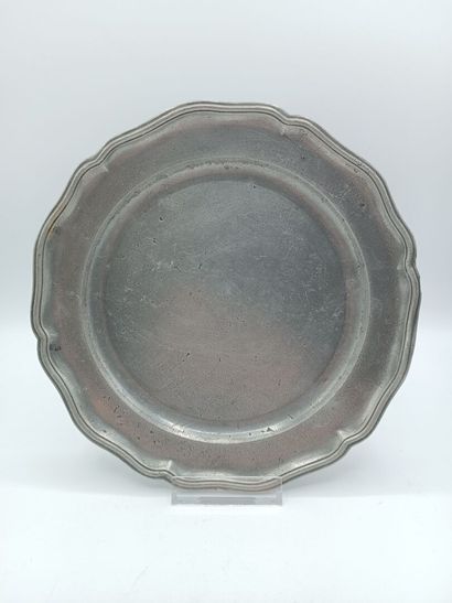 Assiette en étain, l'aile polylobée bordée...