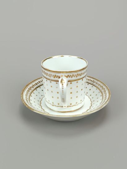 Paris?
Tasse et sous-tasse en porcelaine...