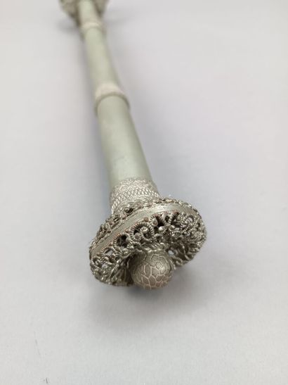 Curieux sceptre fantaisie en métal et pierres...