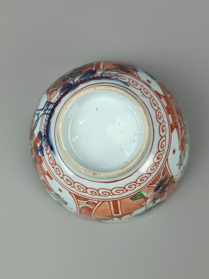 CHINE. 
Bol à thé en porcelaine polychrome.
Décor...