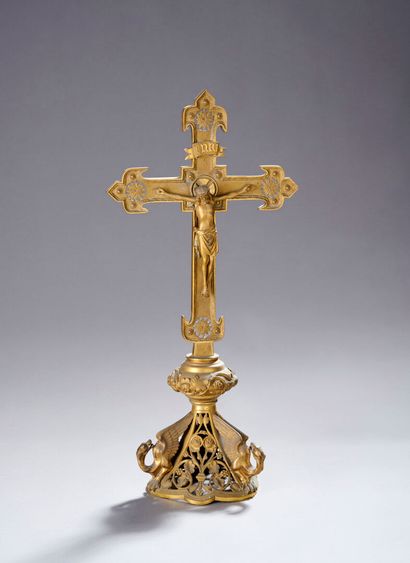 Important Christ d'autel en bronze.
Il présente...