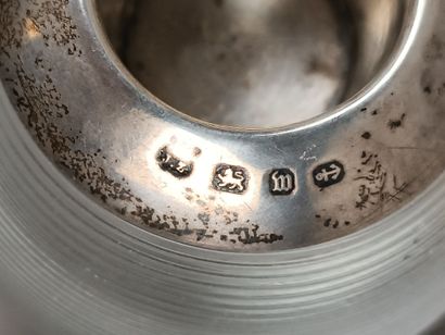 Trois bougeoirs en verre soulignés de filets.
Monture...