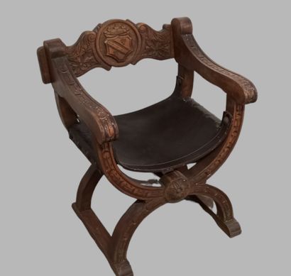 Fauteuil curule en bois naturel mouluré e...
