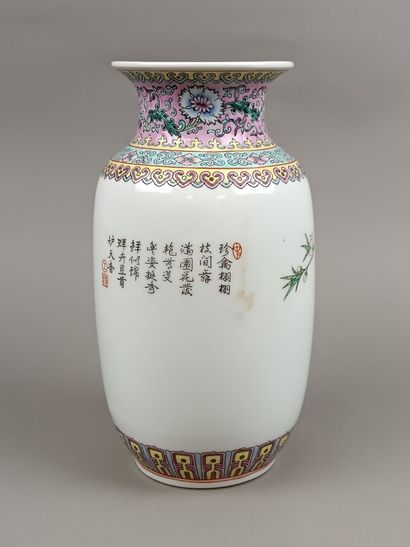 CHINE, style Famille Rose
Vase balustre en...