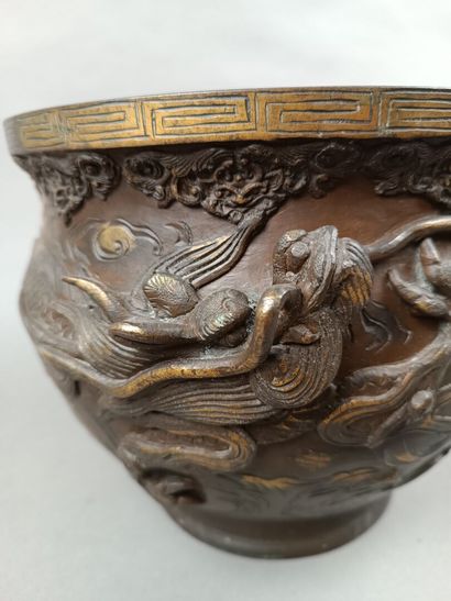 JAPON ou CHINE
Cache pot en bronze à décor...