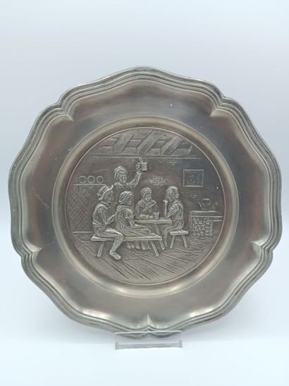 Assiette en étain, le fond à décor d'une...