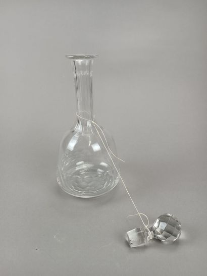 Carafe à vin ou à liqueur en cristal taillé.
Décor...