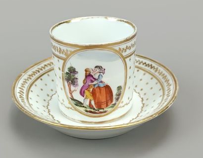 Paris?
Tasse et sous-tasse en porcelaine...