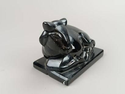 Curieuse vache en verre sur socle de marbre.
Fêle,...
