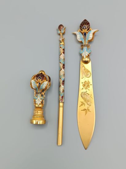 Nécessaire de bureau en métal doré et émaux...