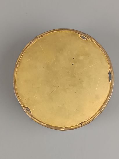 Curieuse boîte en bronze de forme circulaire.
Couvercle...