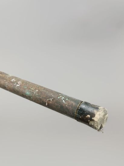 CHINE
Canne en métal ornée de motifs stylisés.
Poignée...